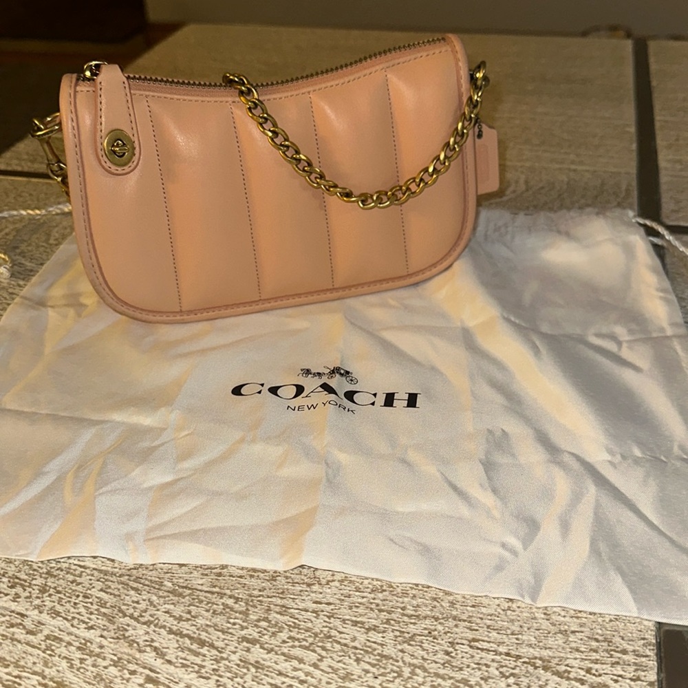 Coach 20 Swinger w/Quilting